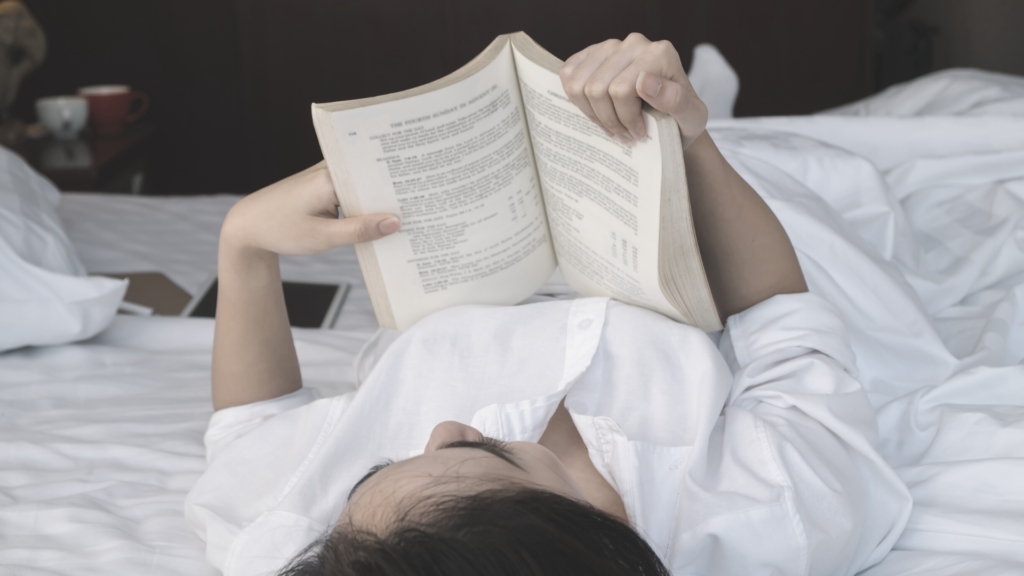 membaca sambil tiduran