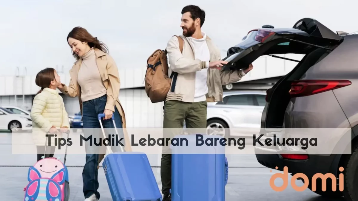 Sebuah keluarga hendak memasukkan koper ke dalam bagasi mobil, bersiap untuk bepergian.